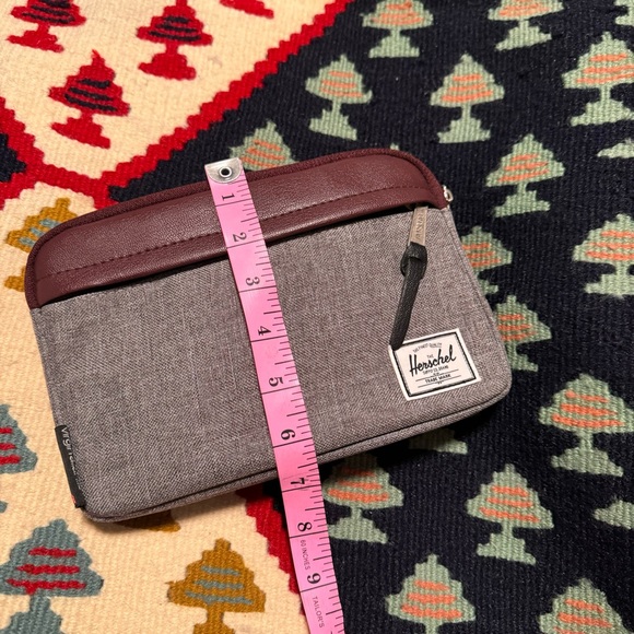 Herschel Virgin Atlantic Zip-Up
Makeup Bag - Picture 4 of 5